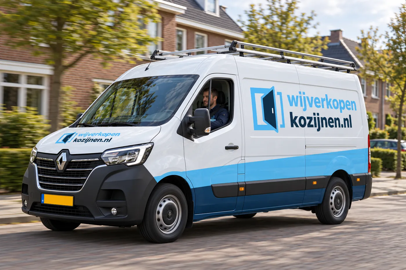 Bedrijfswagen met het logo van Wij Verkopen Kozijnen in een woonstraat.